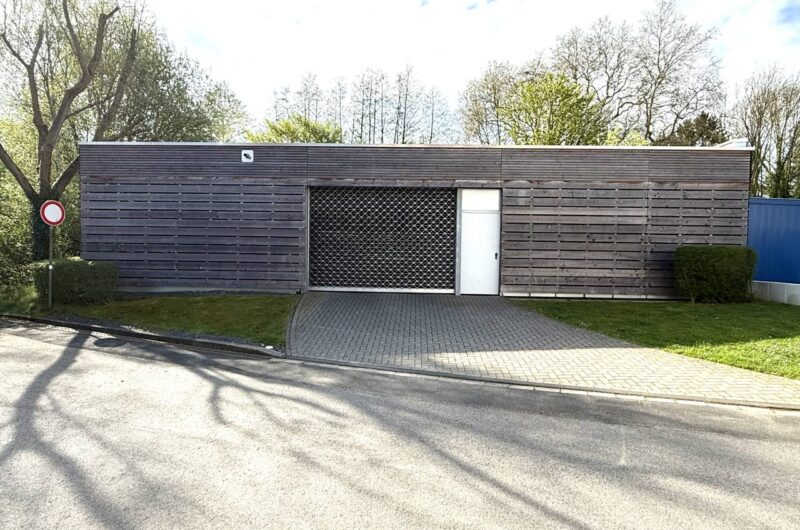geschlossener Carport